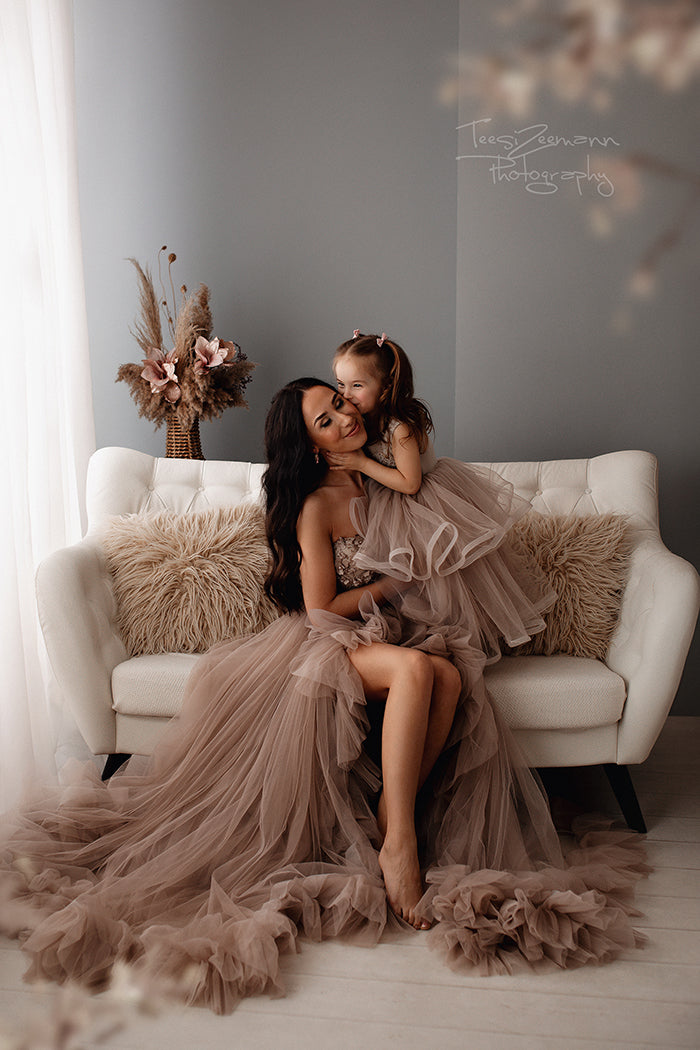 Maternity Dress for Photoshoot With Elegant Colors | Mii Estilo